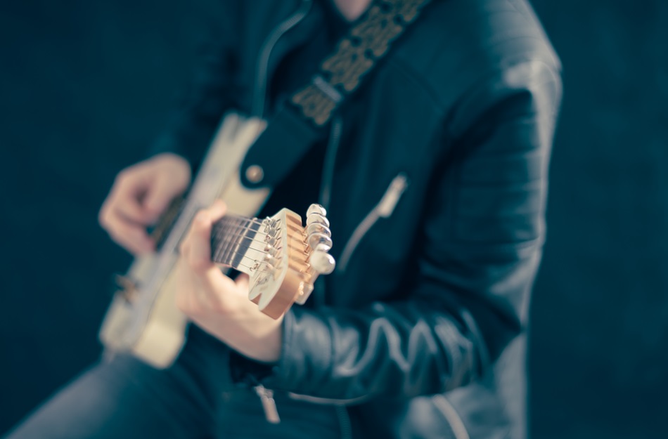 temalik-gitar-calan-erkek-resimleri-9.jpg